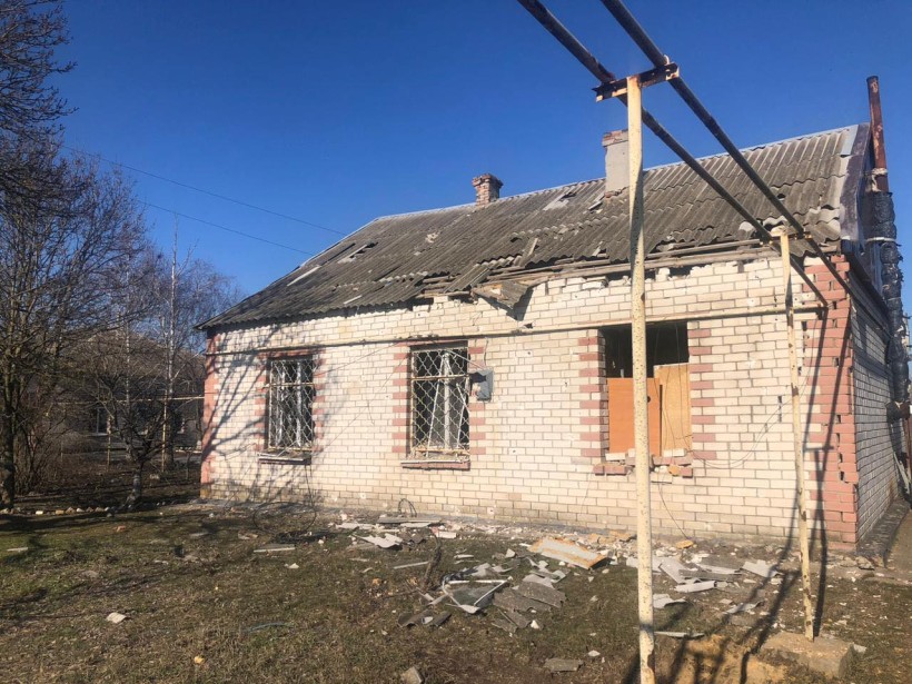 На малюнку зображено напівзруйновану будівлю