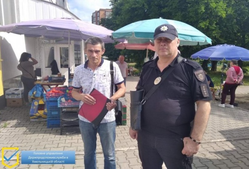 На фотографії зображені фахівці Держпродспоживслужби та Нацполіції