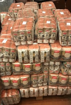 На малюнку зображено багато упаковок рису
