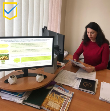 на малюнку - жінка перед екраном комп'ютера