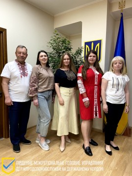 на фото - співробітники Держпродспоживслужби  у вишиванках