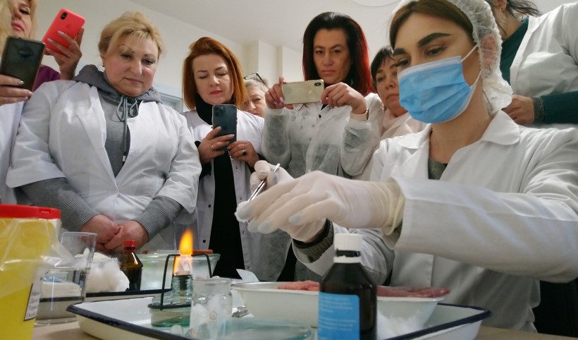 На малюнку зображено проведення лабораторних дослідів