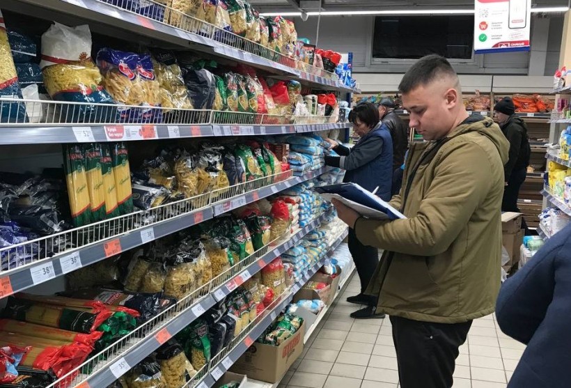 На фотографії зображені фахівці Держпродспоживслужби, які здійснюють перевірку