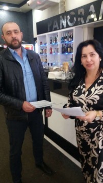 на малюнку чоловік і жінка в приміщенні
