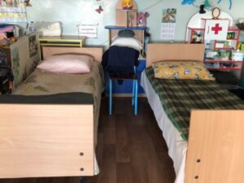 на малюнку -два ліжка в кімнаті