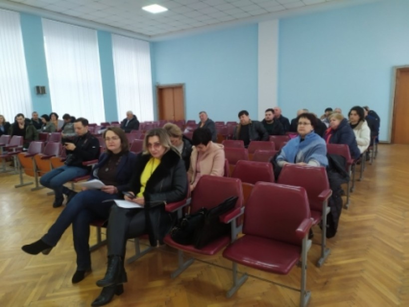 На малюнку зображені люди в актовій залі