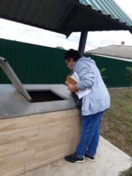 на малюнку - жінка біля криниці