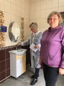 на фото дві
людини