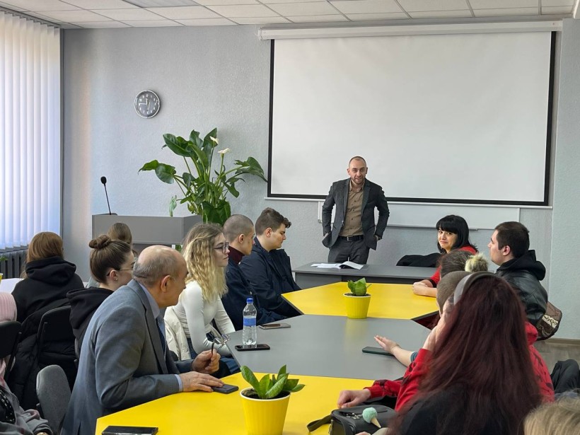 На малюнку зображені учасники заходу