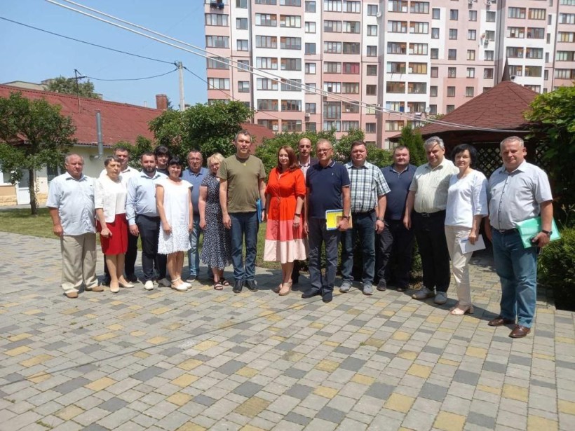 На фотографії зображені працівники Головного управління Держпродспоживслужби в Івано-Франківській області