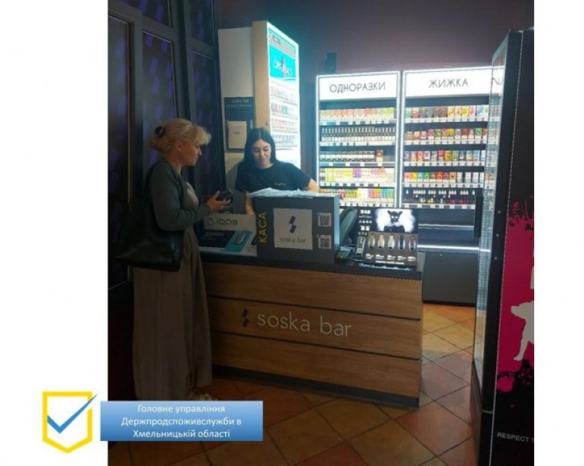 на фото дві жінки в приміщенні магазину