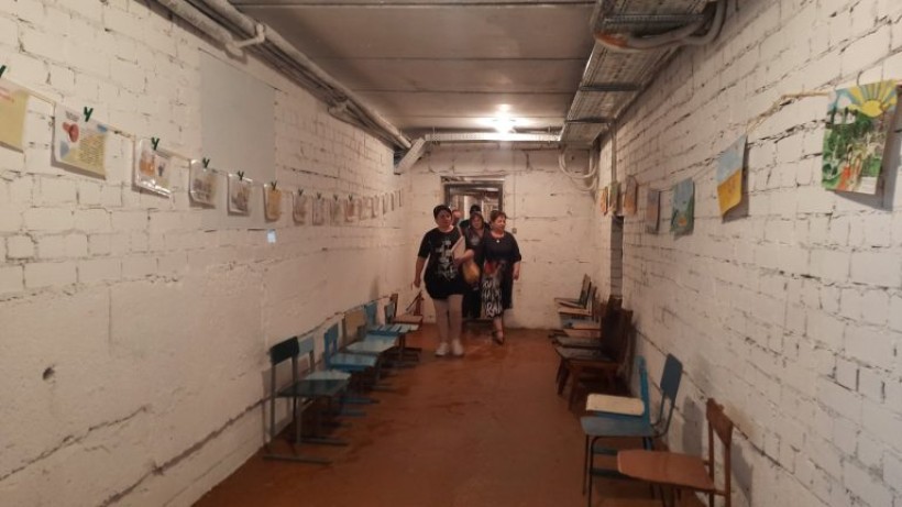 на фото - три жінки