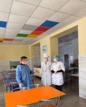 На фото – фахівці Голованівського та Кропивницького районних управлінь Держпродспоживслужби в області в харчоблоці закладу освіти