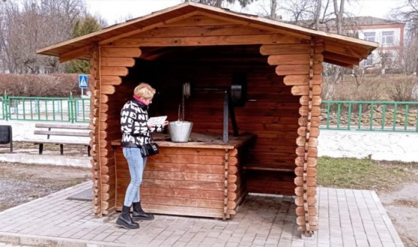 На малюнку зображено жінку біля криниці