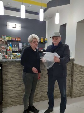 На малюнку зображено чоловіка і жінку в приміщенні ресторану