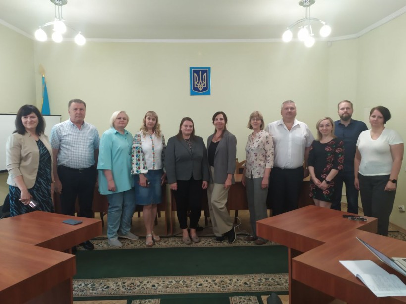 На фотографії зображені учасники заходу