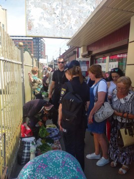 на фото зображені люди