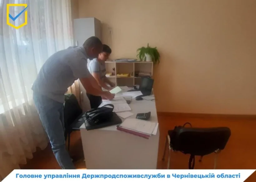 на фото дві людини в кабінеті