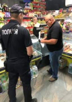 на фото 3 людини в магазині