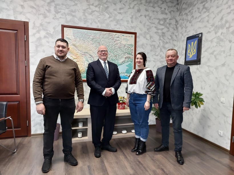 На малюнку зображена т.в.о. Голови Ольга Шевченко, керівник Проєкту Тіматі Мадіган, експерт Проєкту Владислав Седик та заступник директора Департаменту контролю в сферах насінництва та розсадництва, карантину та захисту рослин, за якістю зерна Вадим Чайковський