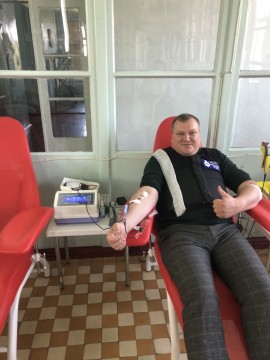 на малюнку чоловік під час забору крові