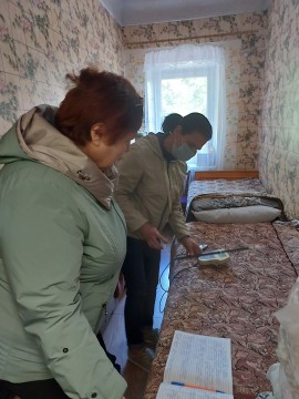 на малюнку - дві жінки біля ліжка