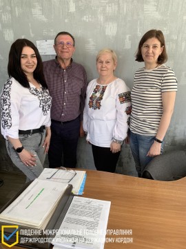 на фото - співробітники Держпродспоживслужби області у вишиванках