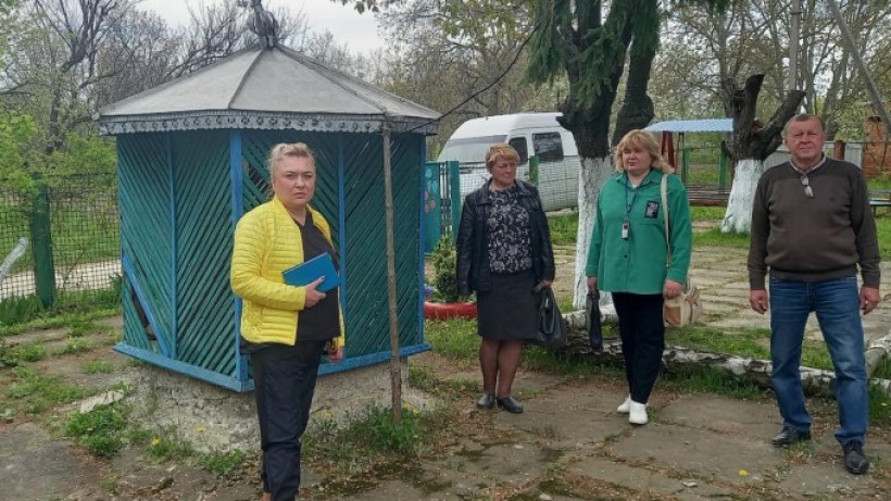 на малюнку - три жінки біля кіоска