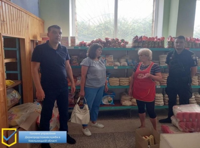 на фото чотири людини в магазині