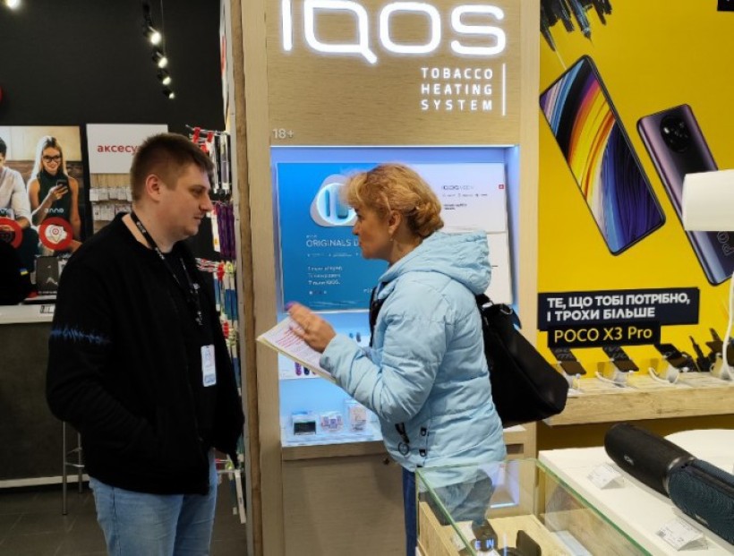 На малюнку - чоловік і жінка в приміщенні магазину