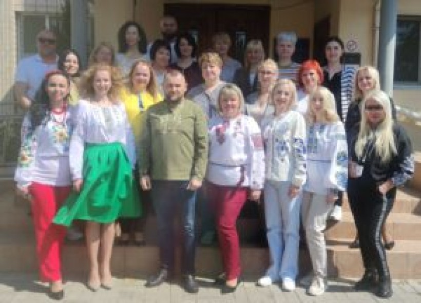 на фото - співробітники Держпродспоживслужби області у вишиванках