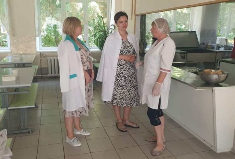 на фото - три жінки в білих халатах