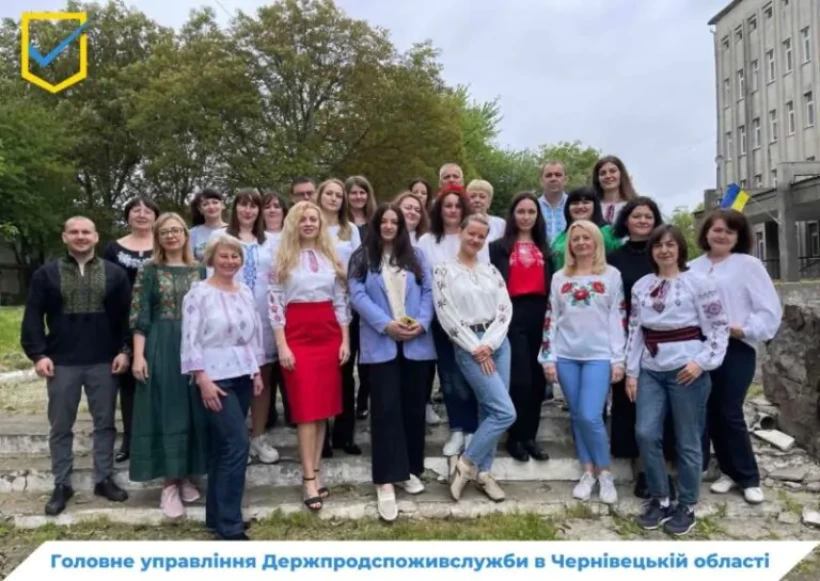 на фото - співробітники Держпродспоживслужби області у вишиванках