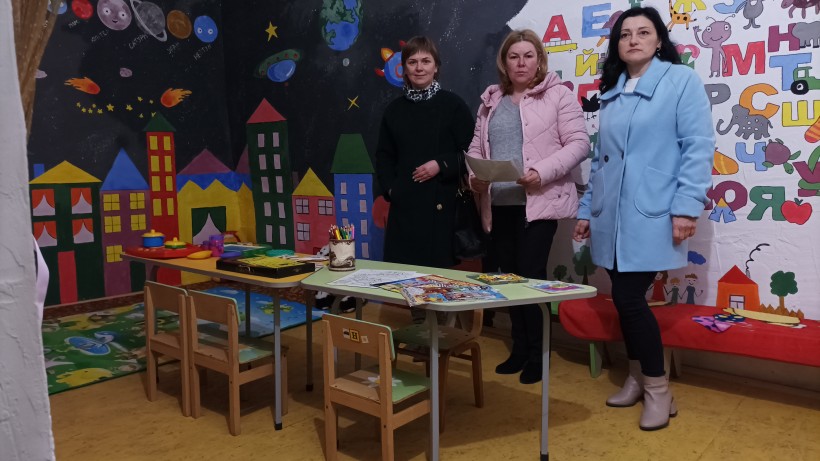 На малюнку зображені учасники нарад щодо харчування в освітніх закладах
