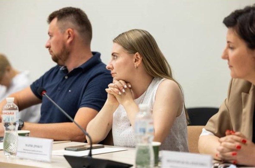 На фотографії зображені учасники заходу