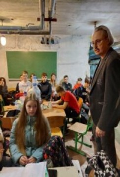 на малюнку - учасники заходу в бомбосховищі