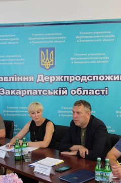 На фотографії зображені учасники заходу