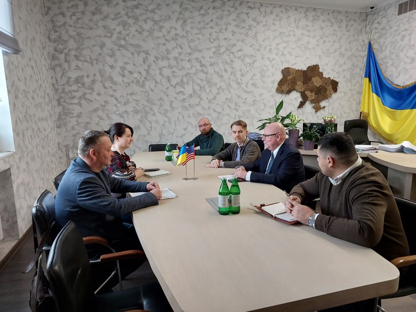 На малюнку зображена т.в.о. Голови Ольга Шевченко, керівник Проєкту Тіматі Мадіган, експерт Проєкту Владислав Седик та заступник директора Департаменту контролю в сферах насінництва та розсадництва, карантину та захисту рослин, за якістю зерна Вадим Чайковський
