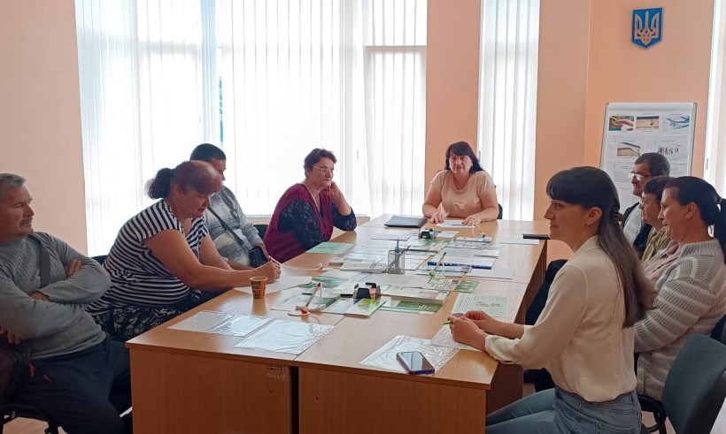 на фото люди на нараді