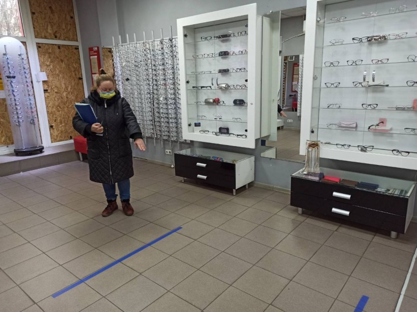 На малюнку зображено фахівчиню Держпродспоживслужби в в оптиці