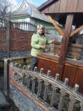 На малюнку зображено як фахівці перевіряють воду у криницях