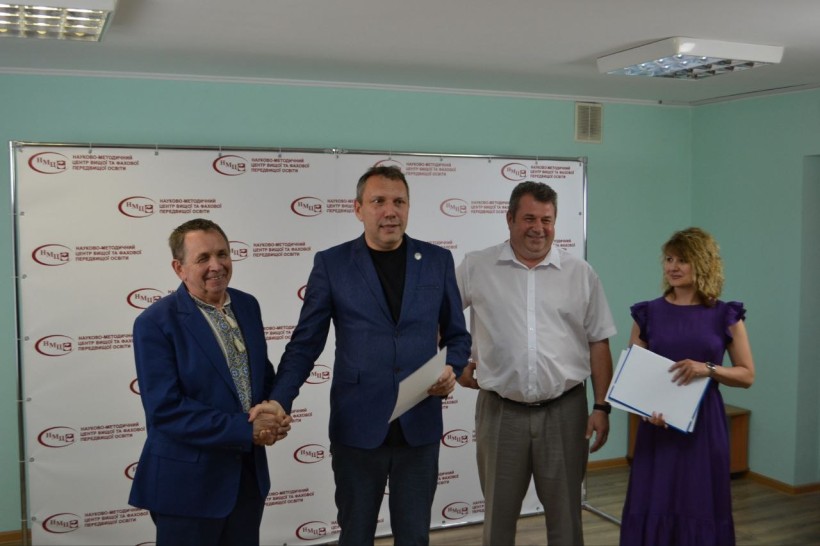 На фотографії зображено учасники заходу