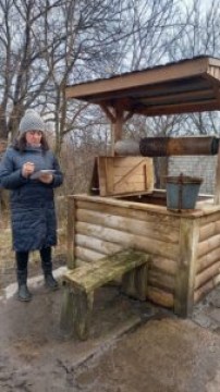 На малюнку зображено як фахівці перевіряють воду у криницях