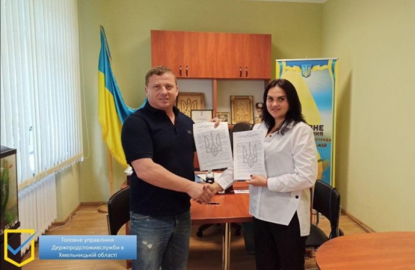 На фотографії зображено керівника Держпродспоживслужби та Держрибагентство в Хмельниччині