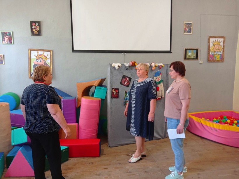 на фото - три жінки в приміщенні для відпочинку дітей