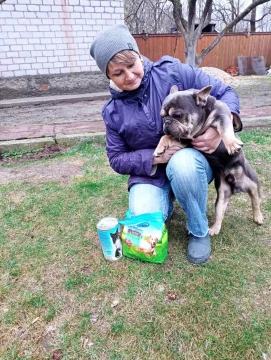 На фотографії зображено цуценя і нова господиня