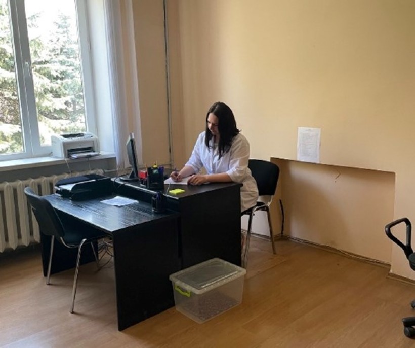 На фотографії зображено працівника Держпродспоживслужби