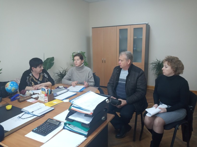 На малюнку зображені учасники нарад щодо харчування в освітніх закладах