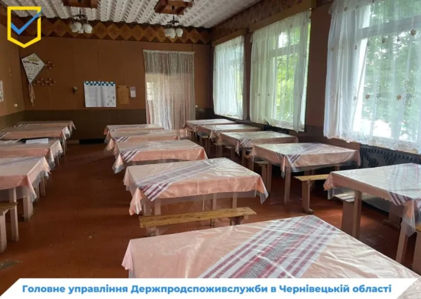 на фото столи в їдальні