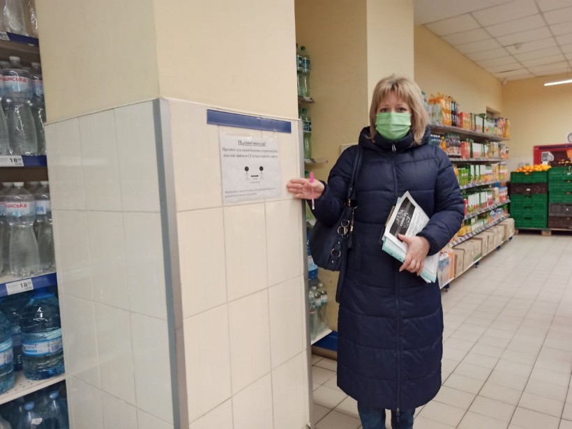 На малюнку зображено фахівчиню Держпродспоживслужби в магазині